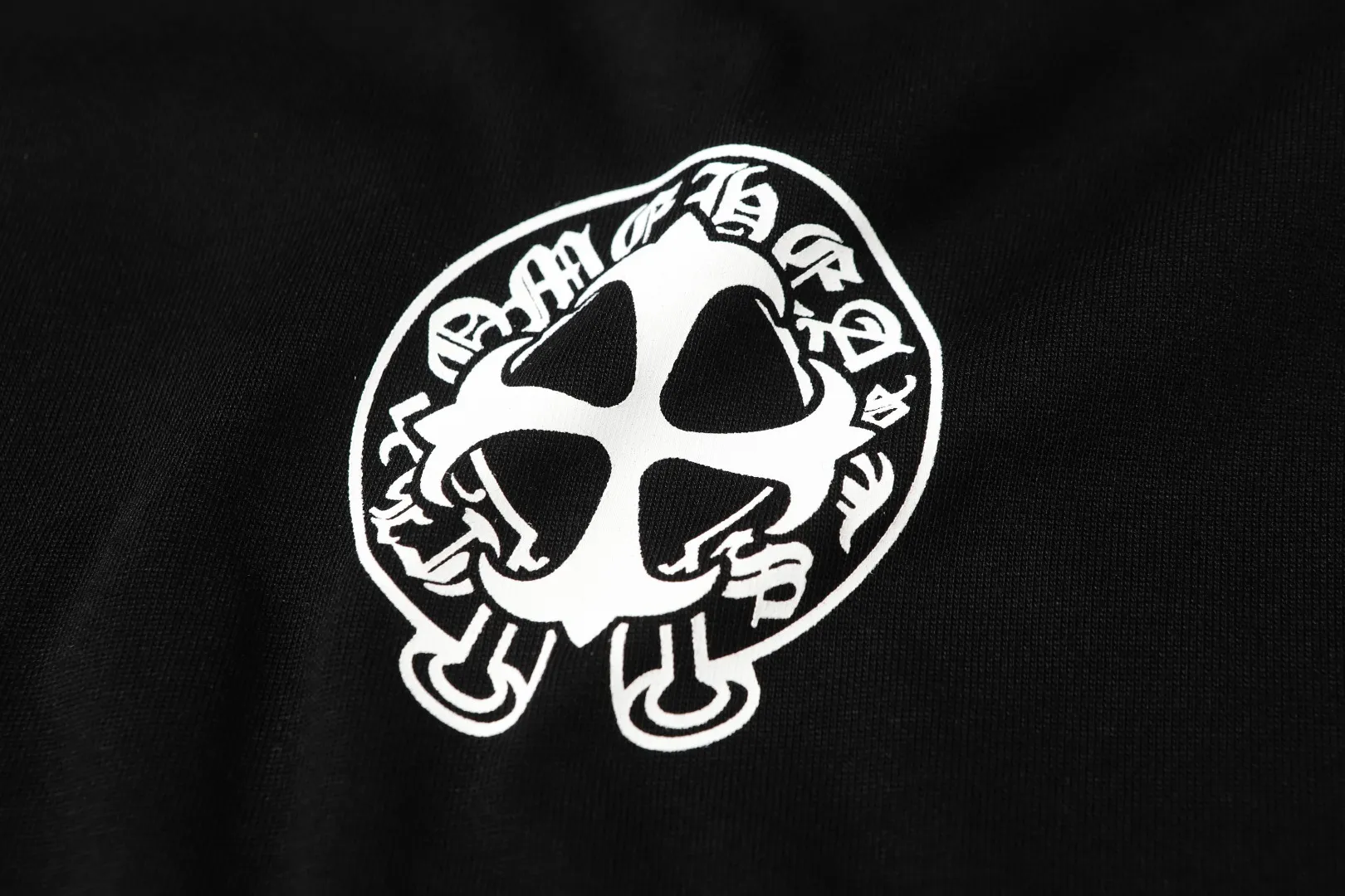 P170 Chrome Hearts* Chrome Hearts are made of 300g double yarn fabric, 1*1 Salona rib, imported digital front and rear white ink direct injection + laser appliqué embroidery, hand-nailed hardware accessories, loose version, same style for men and women. Color: Black White Size: XS S M L